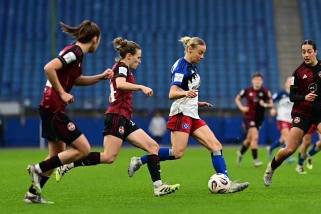 Soccer I Women I Season 2025 2026 I Bundesliga I 10 Matchday I Hamburger SV 1 FC Nürnberg I 09 11 2025 Sophie Hillebrand 22, Hamburger SV on the ball Hamburg Volkspark, Volksparkstadion, Stadium, Volkspark Stadion Hamburg Germany Copyright: xLobeca FelixxSchlikisx