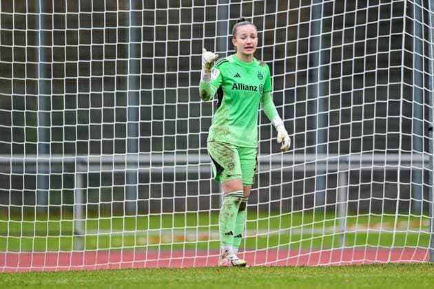 Sophie Klein Goalkeeper, Goalkeeper, FCB, 1 gives instructions, gesticulates, gesticulates with arms, gives instructions, gesticulate, cropped image, single image, action, action, 09 11 2025, Aschheim Germany , Football,2 Women Bundesliga, FC Bayern München II SC Sand, DFB DFL REGULATIONS PROHIBIT ANY USE OF PHOTOGRAPHS AS IMAGE SEQUENCES AND OR QUASI VIDEO xslx