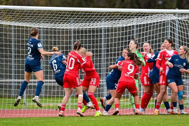 Milena Fischer Sand, 6 2 v li heads the goal to 1 1, Torschuetze zum 1 1, scores the goal, Tor, Goal, Torerfolg, Action, Aktion, 09 11 2025, Aschheim Deutschland , Fußball,2 Frauen Bundesliga, FC Bayern München II SC Sand, DFB DFL REGULATIONS PROHIBIT ANY USE OF PHOTOGRAPHS AS IMAGE SEQUENCES AND OR QUASI VIDEO xslx
