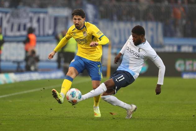 Braunschweig vs Bochum, 2 BL Braunschweig, 09 11 2025, FUßBALL Eintracht Braunschweig vs VfL Bochum, 2 BL, Season 2025 26 Fabio Kaufmann Eintracht Braunschweig , Moritz Broni Kwarteng VfL Bochum Braunschweig