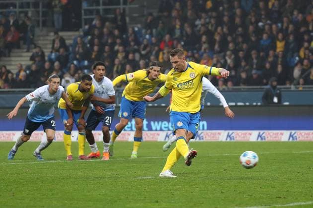 Braunschweig vs Bochum, 2 BL Braunschweig, 09 11 2025, FOOTBALL Eintracht Braunschweig vs VfL Bochum, 2 BL, Season 2025 26 Sebastian Polter Eintracht Braunschweig misses penalty Braunschweig