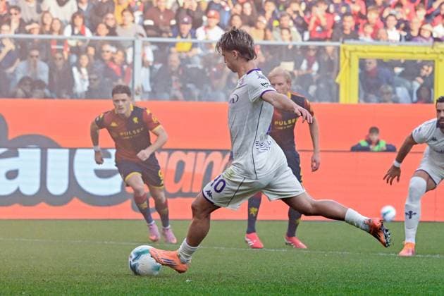 Fiorentina s Albert Gudmundsson shoots and scores a penalty during the Serie A soccer match between Genoa and Fiorentina at the Luigi Ferraris Stadium in Genoa, Italy - Sunday, November 09, 2025. - Soccer .  Copyright: xTanoxPecoraro LaPressex