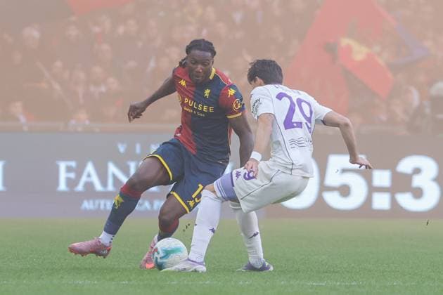 Genoa™s Brooke Norton-Cuffy fights for the ball with Fiorentina s NiccolÃ² Fortini during the Serie A soccer match between Genoa and Fiorentina at the Luigi Ferraris Stadium in Genoa, Italy - Sunday, November 09, 2025. - Soccer .  Copyright: xTanoxPecoraro LaPressex