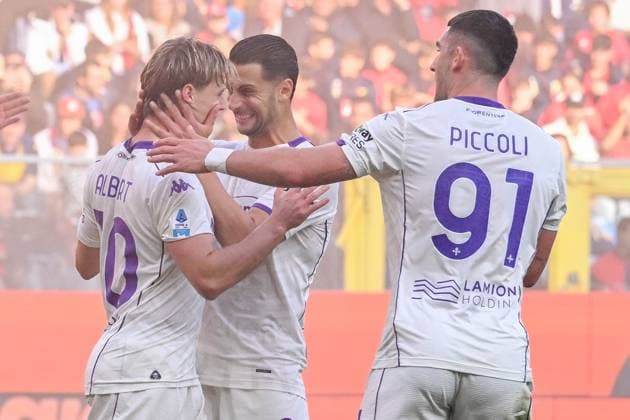 Fiorentina s Albert Gudmundsson celebrates after scoring a goal for his team during the Serie A soccer match between Genoa and Fiorentina at the Luigi Ferraris Stadium in Genoa, Italy - Sunday, November 09, 2025. - Soccer .  Copyright: xTanoxPecoraro LaPressex
