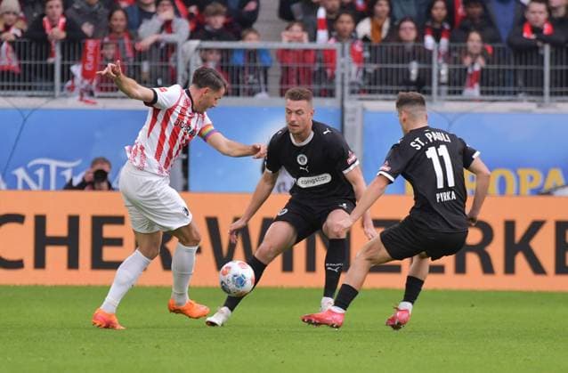 09.11.2025, xblx, Fussball 1.Bundesliga, SC Freiburg - FC St.Pauli v.l. Christian Guenter Günter (SC Freiburg), Hauke Wahl (FC ST. PAULI), Arkadiusz Pyrka (FC ST. PAULI) (DFL DFB REGULATIONS PROHIBIT ANY USE OF PHOTOGRAPHS as IMAGE SEQUENCES and or QUASI-VIDEO) Freiburg