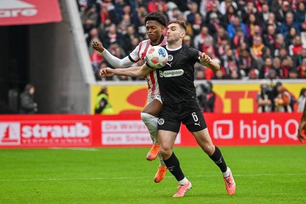 Junior Adamu (SC Freiburg, 20), James Sands (FC St. Pauli, 06) im Duell. GER, SC Freiburg - FC St. Pauli, Fussball, Bundesliga, 10. Spieltag, Saison 2025 2026, 09.11.2025 DFL DFB REGULATIONS PROHIBIT ANY USE OF PHOTOGRAPHS AS IMAGE SEQUENCES AND OR QUASI-VIDEO GER, SC Freiburg - FC St. Pauli, Fussball, Bundesliga, 10. Spieltag, Saison 2025 2026, 09.11.2025 Freiburg Copyright: xEibner-Pressefoto ThomasxHessx EP_THS