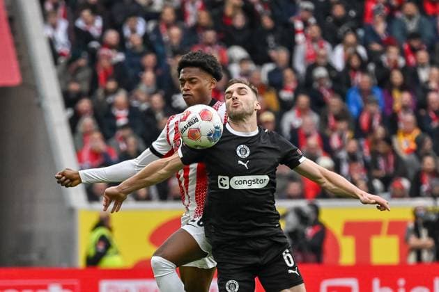 Junior Adamu (SC Freiburg, 20), James Sands (FC St. Pauli, 06) im Duell. GER, SC Freiburg - FC St. Pauli, Fussball, Bundesliga, 10. Spieltag, Saison 2025 2026, 09.11.2025 DFL DFB REGULATIONS PROHIBIT ANY USE OF PHOTOGRAPHS AS IMAGE SEQUENCES AND OR QUASI-VIDEO GER, SC Freiburg - FC St. Pauli, Fussball, Bundesliga, 10. Spieltag, Saison 2025 2026, 09.11.2025 Freiburg Copyright: xEibner-Pressefoto ThomasxHessx EP_THS