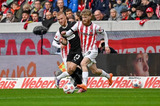 Louis Oppie (FC St. Pauli, 23), Niklas Beste (SC Freiburg, 19) im Laufduell GER, SC Freiburg - FC St. Pauli, Fussball, Bundesliga, 10. Spieltag, Saison 2025 2026, 09.11.2025 DFL DFB REGULATIONS PROHIBIT ANY USE OF PHOTOGRAPHS AS IMAGE SEQUENCES AND OR QUASI-VIDEO GER, SC Freiburg - FC St. Pauli, Fussball, Bundesliga, 10. Spieltag, Saison 2025 2026, 09.11.2025 Freiburg Copyright: xEibner-Pressefoto ThomasxHessx EP_THS