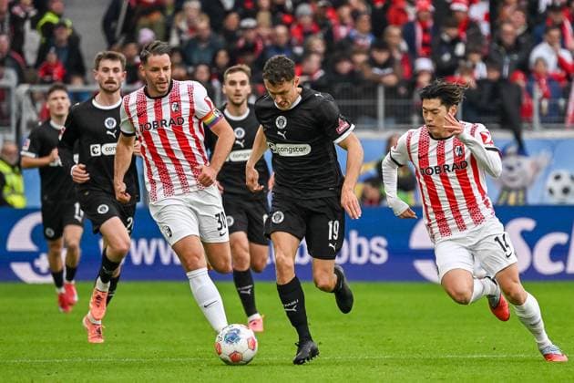 Martijn Kaars (FC St. Pauli, 19) am Ball und im Laufduell mit Christian Guenter (SC Freiburg, 30), Yuito Suzuki (SC Freiburg, 14) GER, SC Freiburg - FC St. Pauli, Fussball, Bundesliga, 10. Spieltag, Saison 2025 2026, 09.11.2025 DFL DFB REGULATIONS PROHIBIT ANY USE OF PHOTOGRAPHS AS IMAGE SEQUENCES AND OR QUASI-VIDEO GER, SC Freiburg - FC St. Pauli, Fussball, Bundesliga, 10. Spieltag, Saison 2025 2026, 09.11.2025 Freiburg Copyright: xEibner-Pressefoto ThomasxHessx EP_THS
