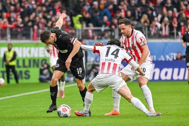 Martijn Kaars (FC St. Pauli, 19), Yuito Suzuki (SC Freiburg, 14), Christian Guenter (SC Freiburg, 30) im Duell um den Ball. GER, SC Freiburg - FC St. Pauli, Fussball, Bundesliga, 10. Spieltag, Saison 2025 2026, 09.11.2025 DFL DFB REGULATIONS PROHIBIT ANY USE OF PHOTOGRAPHS AS IMAGE SEQUENCES AND OR QUASI-VIDEO GER, SC Freiburg - FC St. Pauli, Fussball, Bundesliga, 10. Spieltag, Saison 2025 2026, 09.11.2025 Freiburg Copyright: xEibner-Pressefoto ThomasxHessx EP_THS