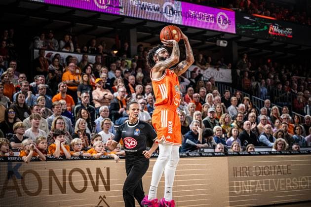 1 Basketball Bundesliga, easyCredit BBL, Season 2025 2026, Men, Main Round, 7 Matchday, 09 11 2025, RASTA Vechta FC Bayern Munich Basketball Tevin Brown 10 RASTA Vechta at Jumpshot Vechta RASTA Dome Lower Saxony Germany