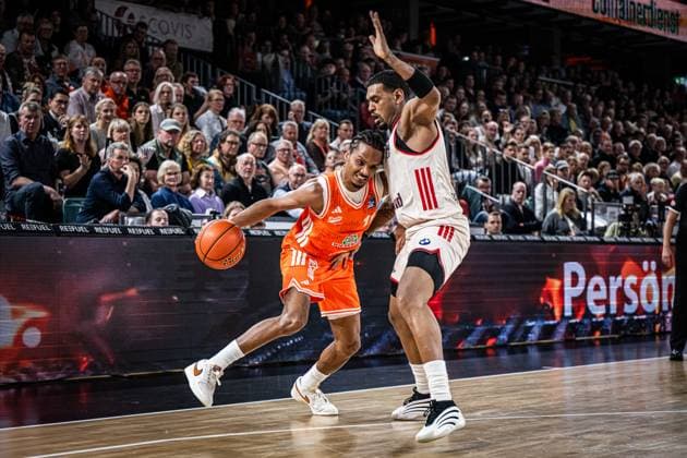 1 Basketball Bundesliga, easyCredit BBL, Season 2025 2026, Men, Main round, 7 Matchday, 09 11 2025, RASTA Vechta FC Bayern Munich Basketball Alonzo Verge 11 RASTA Vechta in action Vechta RASTA Dome Lower Saxony Germany