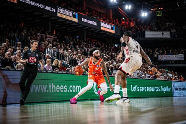1 Basketball Bundesliga, easyCredit BBL, Season 2025 2026, Men, Main Round, Matchday 7, 09 11 2025, RASTA Vechta FC Bayern Munich Basketball Tevin Brown 10 RASTA Vechta in action Vechta RASTA Dome Lower Saxony Germany