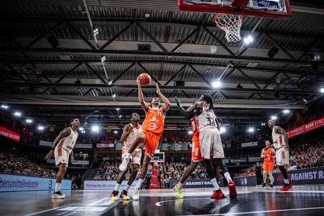 1 Basketball Bundesliga, easyCredit BBL, Season 2025 2026, Men, Main Round, Matchday 7, 09 11 2025, RASTA Vechta FC Bayern Munich Basketball Alonzo Verge 11 RASTA Vechta at the basket Vechta RASTA Dome Lower Saxony Germany