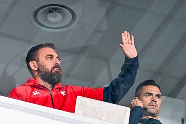 November 9, 2025, Genoa, Genoa: Genoa™s Italian head coach Daniele De Rossi gestures in tribune prior the Italian Serie A soccer match Genoa Cfc vs Acf Fiorentina at Luigi Ferraris stadium in Genoa, Italy, 9 November 2025. ANSA STRINGER Italy Soccer: Serie A; Genoa Cfc Vs Acf Fiorentina  - ZUMAa110 20251109_zaf_a110_050 Copyright: xStringerx