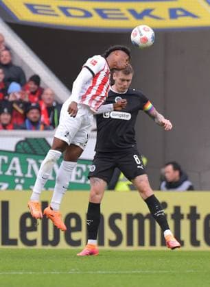 09 11 2025, xblx, Soccer 1 Bundesliga, SC Freiburg FC St Pauli v l Junior Adamu SC Freiburg zautz, Eric Smith FC ST PAULI DFL DFB REGULATIONS PROHIBIT ANY USE OF PHOTOGRAPHS as IMAGE SEQUENCES and or QUASI VIDEO Freiburg