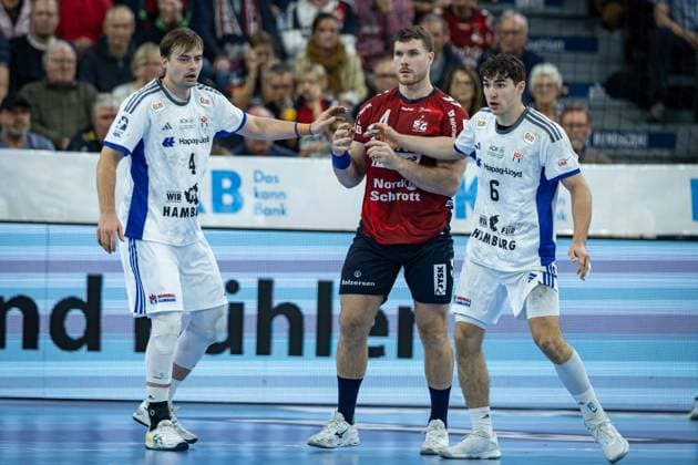 DAIKIN HBL SG Flensburg Handewitt vs Handball Sport Verein Hamburg 09 11 25 Battle at the circle Andreas Magaard Nr 04, Handball Sportverein Hamburg , Johannes Golla Nr 04, SG Flensburg Handewitt , Elias Kofler Nr 06, Handball Sportverein Hamburg DAIKIN HBL SG Flensburg Handewitt vs Handball Sport Verein Hamburg, GP JOULE Arena on 09 11 25 Copyright: xBEAUTIFULxSPORTS MarioxM.xKobergx