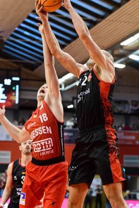 Till Gloger, Dennis Heinzmann 8 Matchday, 2 Bundesliga Pro A, 46ers, Basketball, Basketball season 2025 2026, BBL, Germany, Gießen 46ers Bayer Giants Leverkusen, Gießen in red, Leverkusen in black, Men