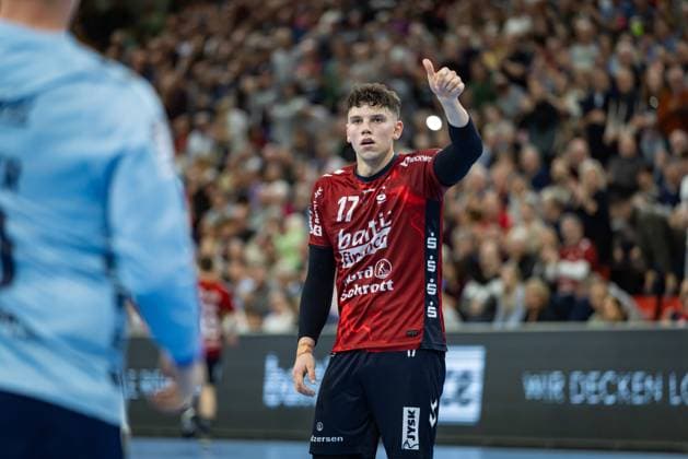 DAIKIN HBL SG Flensburg Handewitt vs Handball Sport Verein Hamburg 09 11 25 Thumbs up for Marko Grgic Nr 17, SG Flensburg Handewitt DAIKIN HBL SG Flensburg Handewitt vs Handball Sport Verein Hamburg, GP JOULE Arena on 09 11 25 Copyright: xBEAUTIFULxSPORTS MarioxM.xKobergx