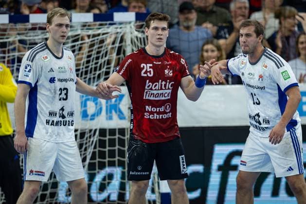 DAIKIN HBL SG Flensburg Handewitt vs Handball Sport Verein Hamburg 09 11 25 Fight at the circle Einar Olafsson Nr 23, Handball Sportverein Hamburg , Lukas Jørgensen Nr 25, SG Flensburg Handewitt , Niklas Weller Nr 13, Handball Sportverein Hamburg DAIKIN HBL SG Flensburg Handewitt vs Handball Sport Verein Hamburg, GP JOULE Arena on 09 11 25 Copyright: xBEAUTIFULxSPORTS MarioxM.xKobergx
