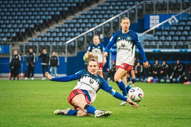 Google Pixel Womens Bundesliga Hamburger SV vs 1 FC Nürnberg, 09 11 2025 Mária Mikolajová Hamburger SV, 27 shoots Google Pixel Womens Bundesliga, 10 Matchday Hamburger SV vs 1 FC Nürnberg on 09 11 2025 at Volksparkstadion, Hamburg DFB DFL REGULATIONS PROHIBIT ANY USE OF PHOTOGRAPHS AS IMAGE SEQUENCES AND OR QUASI VIDEO Copyright: xBEAUTIFULxSPORTS Tonhäuserx