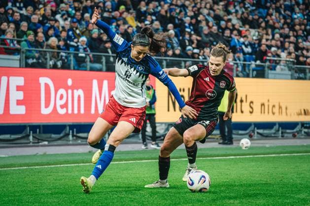 Google Pixel Womens Bundesliga Hamburger SV vs 1 FC Nürnberg, 09 11 2025 Vildan Karde ler Hamburger SV, 7 in duel with Nastassja Lein 1 FC Nürnberg, 24 Google Pixel Womens Bundesliga, 10 Matchday Hamburger SV vs 1 FC Nürnberg on 09 11 2025 at Volksparkstadion, Hamburg DFB DFL REGULATIONS PROHIBIT ANY USE OF PHOTOGRAPHS AS IMAGE SEQUENCES AND OR QUASI VIDEO Copyright: xBEAUTIFULxSPORTS Tonhäuserx