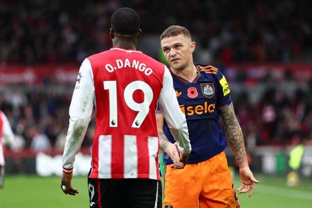 Kieran Trippier of Newcastle United shake hands with Dango Ouattara of Brentford after being fouled Brentford v Newcastle United, Premier League, Football, Gtech Community Stadium, London, UK - 09 Nov 2025London Gtech Community Stadium United Kingdom EDITORIAL USE ONLY No use with unauthorised audio, video, data, fixture lists, club league logos or live services. Online in-match use limited to 120 images, no video emulation. No use in betting, games or single club league player publications.  Copyright: xSimonxDael Shutterstockx 15702252ab