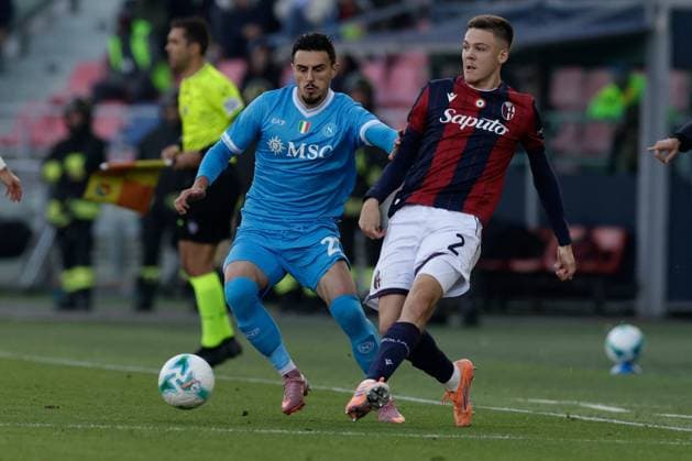CALCIO - Serie A - Bologna FC vs SSC Napoli Napoli s Macedonian midfielder Eljif Elmas challenges for the ball with Bologna s Swedish defender Emil Holm during the Serie A football match Bologna vs SSC Napoli at Renato Dall Ara Stadium on November 09, 2025, Bologna. Bologna Italy  Copyright: xIPAxSport ABACAx