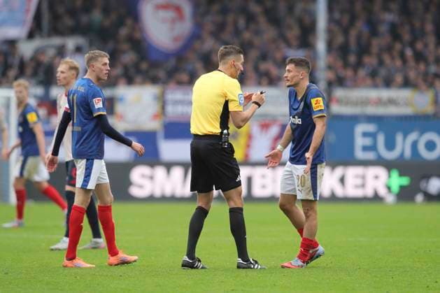 Photo referee Bickel has stress with Adrian Kapralik Kiel , right Football 2 Bundesliga , matchday 12 on Sun 09 11 2025 Holstein Kiel Fortuna Düsseldorf