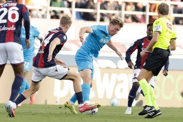 CALCIO - Serie A - Bologna FC vs SSC Napoli Napoli s Danish forward Rasmus Hojlund challenges for the ball with Bologna s Norwegian defender Torbjorn Heggem during the Serie A football match Bologna vs SSC Napoli at Renato Dall Ara Stadium on November 09, 2025, Bologna. Bologna Italy  Copyright: xIPAxSport ABACAx