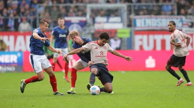 Photo Emmanuel IYOHA Fortuna goes down against Lasse Rosenbohm Kiel and left Stefan SCHWAB Kiel Soccer 2 Bundesliga , Matchday 12 on Sun 09 11 2025 Holstein Kiel Fortuna Düsseldorf