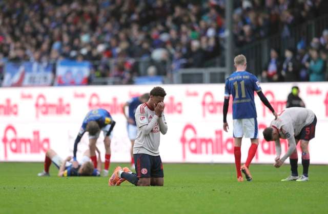 Photo cheering after the final whistle by the players from Düsseldorf , Tan Kenneth SCHMIDT Fortuna , in the back Alexander Bernhardsson and Magnus Knudsen Kiel Football 2 Bundesliga , Matchday 12 on Sun 09 11 2025 Holstein Kiel Fortuna Düsseldorf