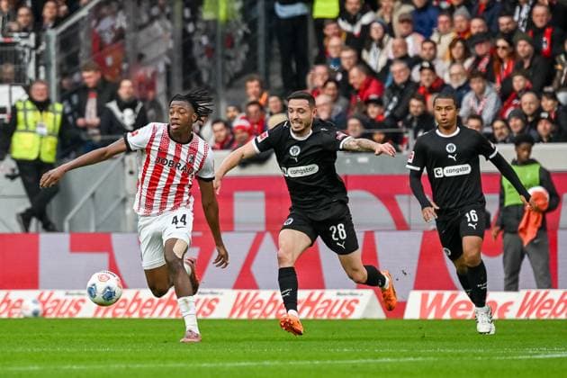 Johan Manzambi SC Freiburg, 44 on the ball and in a duel with Ricky Jade Jones FC St Pauli, 26 GER, SC Freiburg FC St Pauli, Football, Bundesliga, Matchday 10, Season 2025 2026, 09 11 2025 DFL DFB REGULATIONS PROHIBIT ANY USE OF PHOTOGRAPHS AS IMAGE SEQUENCES AND OR QUASI VIDEO GER, SC Freiburg FC St Pauli, Football, Bundesliga, Matchday 10, Season 2025 2026, 09 11 2025 Freiburg Copyright: xEibner-Pressefoto ThomasxHessx EP_THS