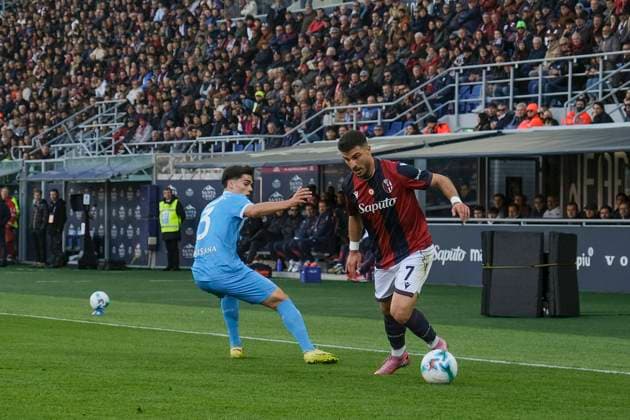 Serie A football match Bologna vs SSC Napoli Napoli s Spanish defender Miguel Gutierrez challenges for the ball with Bologna s Italian forward Riccardo Orsolini during the Serie A football match Bologna vs SSC Napoli at Renato Dall Ara Stadium on November 09, 2025, Bologna. ABPH0001 _1 Copyright: xAntonioxBalascox