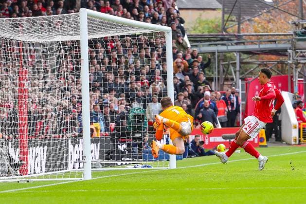 Nottingham Forest v Leeds United, Premier League Lucas Perri Of Leeds United makes a crucial save ahead of Dan Ndoye Of Nottingham Forest during the Nottingham Forest v Leeds United Premier League match at the City Ground, West Bridgford, England on 9 November 2025 Credit: Lee Keuneke Every Second Media Editorial use only. All images are copyright Every Second Media Limited. No images may be reproduced without prior permission. All rights reserved. Premier League and Football League images are subject to licensing agreements with Football DataCo Limited. see https: www.football-dataco.com Copyright: xIMAGO EveryxSecondxMediax ESM-1661-0042 LeexKeunekex xEveryxSecondxMediax