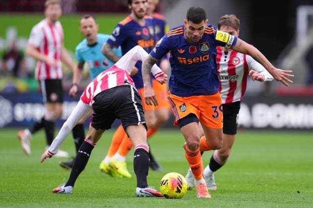 Premier League Brentford v Newcastle United Bruno Guimaraes of Newcastle United on the ball under pressure during the Premier League match Brentford vs Newcastle United at The Gtech Community Stadium, London, United Kingdom, 9th November 2025 (Photo by Harvey Murphy News Images) Copyright: xHarveyxMurphy NewsxImagesx