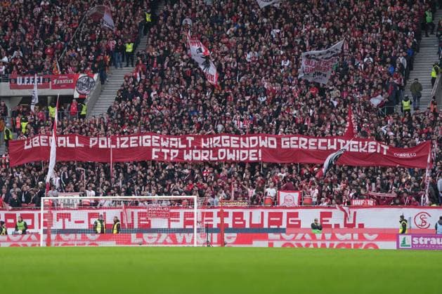 banner of the fans and Ultras in the stands, banner, police, police violence, Germany, football, 1 Bundesliga, 10 matchday, 2025 2026, SC Freiburg vs FC St Pauli, 09 11 2025, Europa Park Stadion, Freiburg, Germany DFL REGULATIONS PROHIBIT ANY USE OF PHOTOGRAPHS AS IMAGE SEQUENCES AND OR QUASI VIDEO Freiburg Europa Park Stadion Baden Württemberg Germany Copyright: xArnexAmbergx