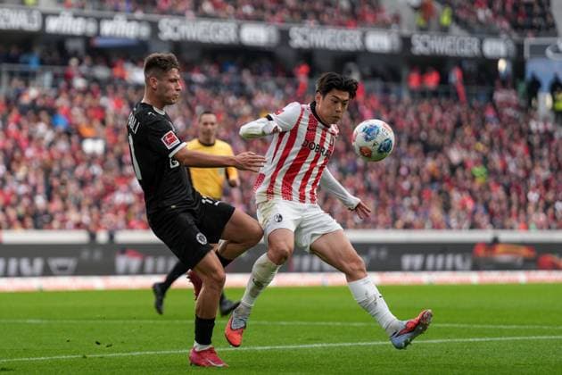 Yuito Suzuki SC Freiburg, 14 in duel with Arkadiusz Pyrka FC St Pauli, 11 , Germany, Soccer, 1 Bundesliga, 10 Matchday, 2025 2026, SC Freiburg vs FC St Pauli, 09 11 2025, Europa Park Stadion, Freiburg, Germany DFL REGULATIONS PROHIBIT ANY USE OF PHOTOGRAPHS AS IMAGE SEQUENCES AND OR QUASI VIDEO Freiburg Europa Park Stadion Baden Württemberg Germany Copyright: xArnexAmbergx