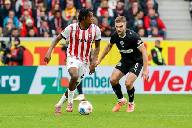 Johan Manzambi SC Freiburg, 44 and James Sands FC St Pauli, 06 fighting for the ball , Germany, Football, 1 Bundesliga, Matchday 10, 2025 2026, SC Freiburg vs FC St Pauli, 09 11 2025, Europa Park Stadion, Freiburg im Breisgau, Germany Freiburg im Breisgau Europa Park Stadion Baden Württemberg Germany Copyright: xGrantxHubbsx