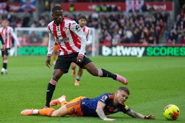 Dango Ouattara of Brentford tackles Kieran Trippier of Newcastle United Brentford v Newcastle United, Football, Premier League, The Gtech Community Stadium, London, UK, 09 11 25 EDITORIAL USE ONLY No use with unauthorised audio, video, data, fixture lists (outside the EU), club league logos or live services. Online in-match use limited to 45 images (+15 in extra time). No use to emulate moving images. No use in betting, games or  Copyright: xAnthonyxHanc Shutterstockx 15726224n