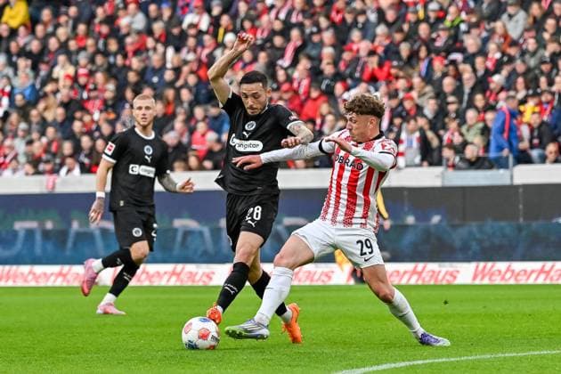Mathias Pereira Situation FC St Pauli, 28 , Philipp Treu SC Freiburg, 29 in duel for the ball GER, SC Freiburg FC St Pauli, Football, Bundesliga, Matchday 10, Season 2025 2026, 09 11 2025 DFL DFB REGULATIONS PROHIBIT ANY USE OF PHOTOGRAPHS AS IMAGE SEQUENCES AND OR QUASI VIDEO GER, SC Freiburg FC St Pauli, Football, Bundesliga, Matchday 10, Season 2025 2026, 09 11 2025 Freiburg Copyright: xEibner-Pressefoto ThomasxHessx EP_THS