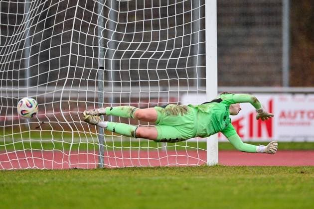 Sophie Klein Goalkeeper, Goalkeeper, FCB, 1 can not hold the penalty kick from Julia Matuschewski Sand, 10 not in picture, not pictured, cropped image, single image, action, action, 09 11 2025, Aschheim Germany , Football,2 Women Bundesliga, FC Bayern München II SC Sand, DFB DFL REGULATIONS PROHIBIT ANY USE OF PHOTOGRAPHS AS IMAGE SEQUENCES AND OR QUASI VIDEO xslx