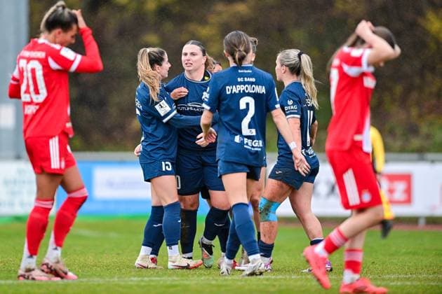 Players of SC Sand celebrating the goal, celebrate the goal, goal, celebration, jubilation over the goal to 1 2 by Julia Matuschewski Sand, 10 3 v li , optimistic, action, action, players of FC Bayern looking disappointed, disappointment, frustration, disappointed, pessimistic, 09 11 2025, Aschheim Germany , Soccer,2 Frauen Bundesliga, FC Bayern München II SC Sand, DFB DFL REGULATIONS PROHIBIT ANY USE OF PHOTOGRAPHS AS IMAGE SEQUENCES AND OR QUASI VIDEO xslx