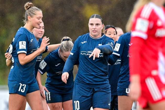 Players of SC Sand with goal celebration, celebrate the goal, goal, celebration, jubilation over the goal to 1 2 by Julia Matuschewski Sand, 10 4 v li , optimistic, action, action, 09 11 2025, Aschheim Germany , Soccer,2 Women Bundesliga, FC Bayern München II SC Sand, DFB DFL REGULATIONS PROHIBIT ANY USE OF PHOTOGRAPHS AS IMAGE SEQUENCES AND OR QUASI VIDEO xslx
