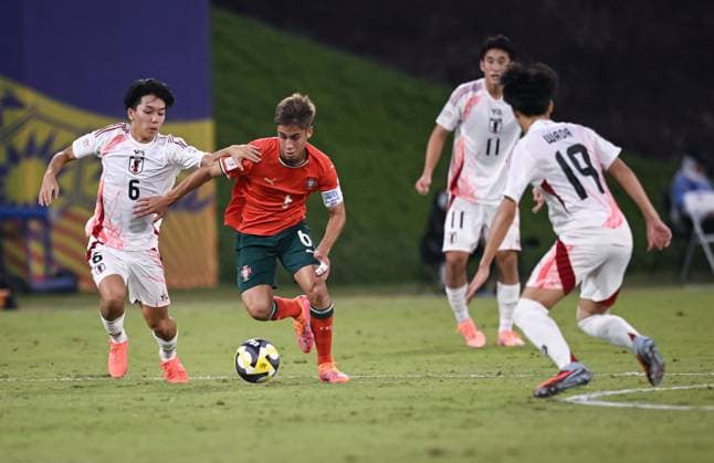 Football, Junior U 17 World Cup 2025 in Doha Qatar Preliminary Round 09 11 2025 Group B Portugal Japan Rento Noguchi left, Japan against Rafael Quintas center, Portugal