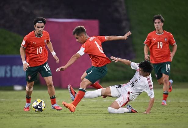 Football, Junior U 17 World Cup 2025 in Doha Qatar Preliminary round 09 11 2025 Group B Portugal Japan Takeshi Wada right, Japan against Rafael Quintas center, Portugal and Mateus Mide left, Portugal