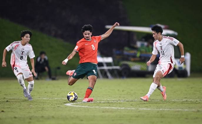 Football, Junior U 17 World Cup 2025 in Doha Qatar Preliminary round 09 11 2025 Group B Portugal Japan Miguel Figueiredo center, Portugal against Hiroto Asada right, Japan and Rento Noguchi left, Japan