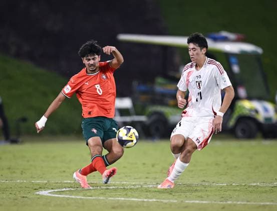 Football, Junior U 17 World Cup 2025 in Doha Qatar Preliminary round 09 11 2025 Group B Portugal Japan Miguel Figueiredo left, Portugal against Hiroto Asada right, Japan