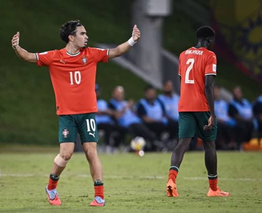 Football, Junior U 17 World Cup 2025 in Doha Qatar Preliminary round 09 11 2025 Group B Portugal Japan Disappointment Portugal Mateus Mide left and TDaniel Banjaqui right