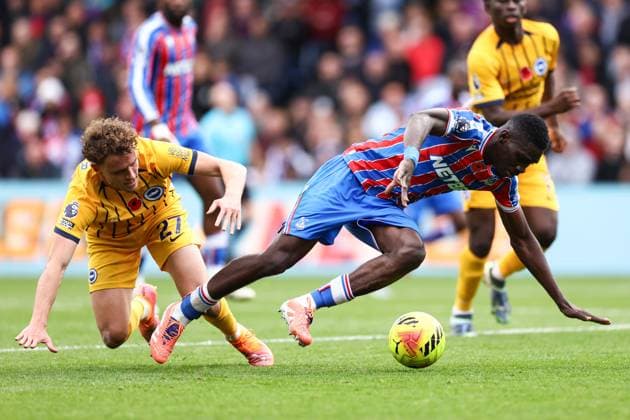 Crystal Palace gegen Brighton Hove Albion 09 November 2025, London Premier League Fußball Crystal Palace gegen Brighton Hove Albion Ismaila Sarr von Crystal Palace und Mats Wieffer von Brighton Hove Albion Foto Jacques Feeney Abseits London UK  Copyright: xJacquesxFeeneyx xOffsidexOffside